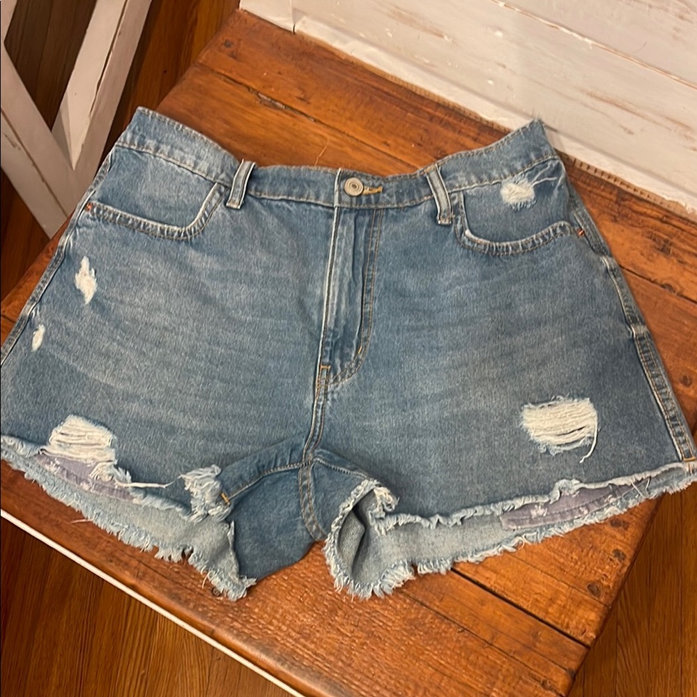 NO BOUNDARIES Distressed Denim Shorts